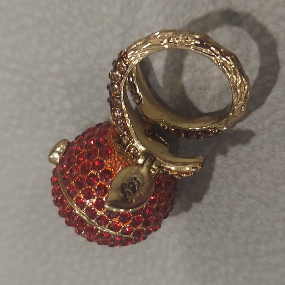 Betsey Johnson VINTAGE APPLE LOCKET RING WITH GEMSTONES & CHARM - Picture 9 of 15